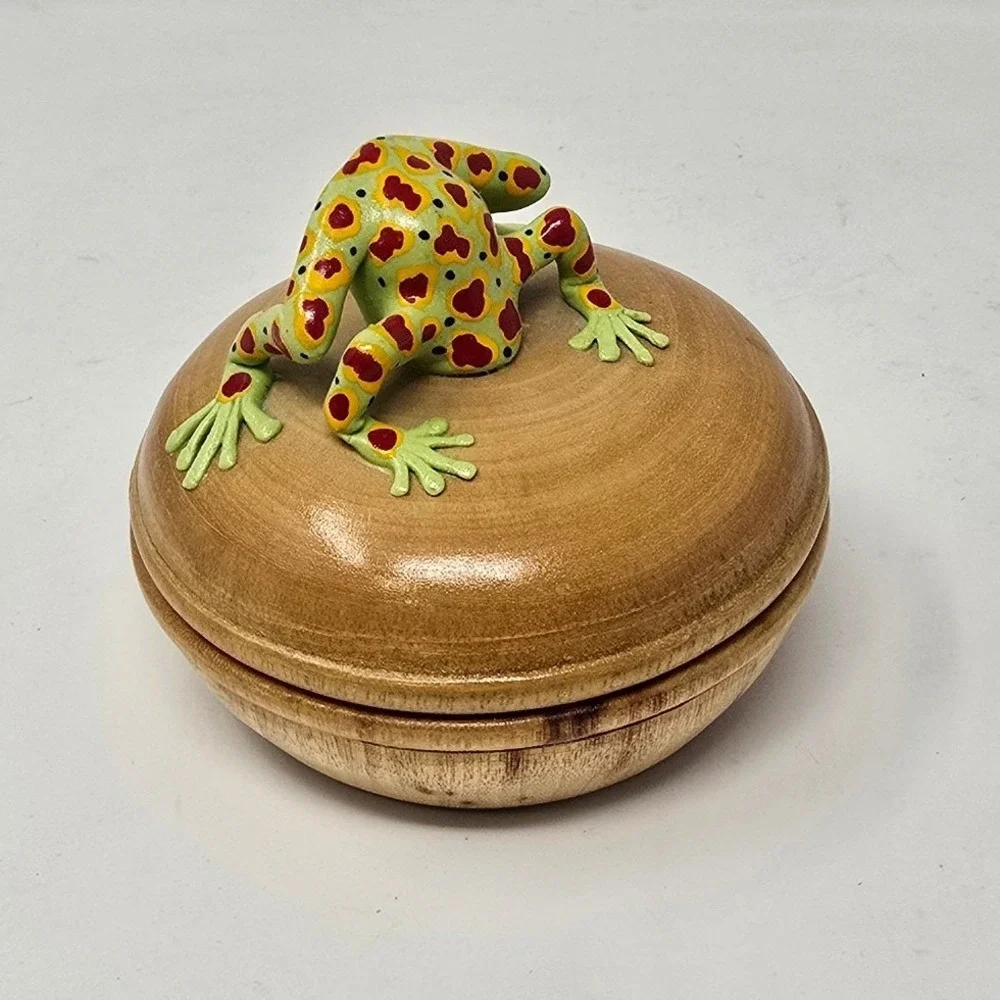 Vtg whimsical wooden trinket box poison dart frog stuck in the lid amphibian